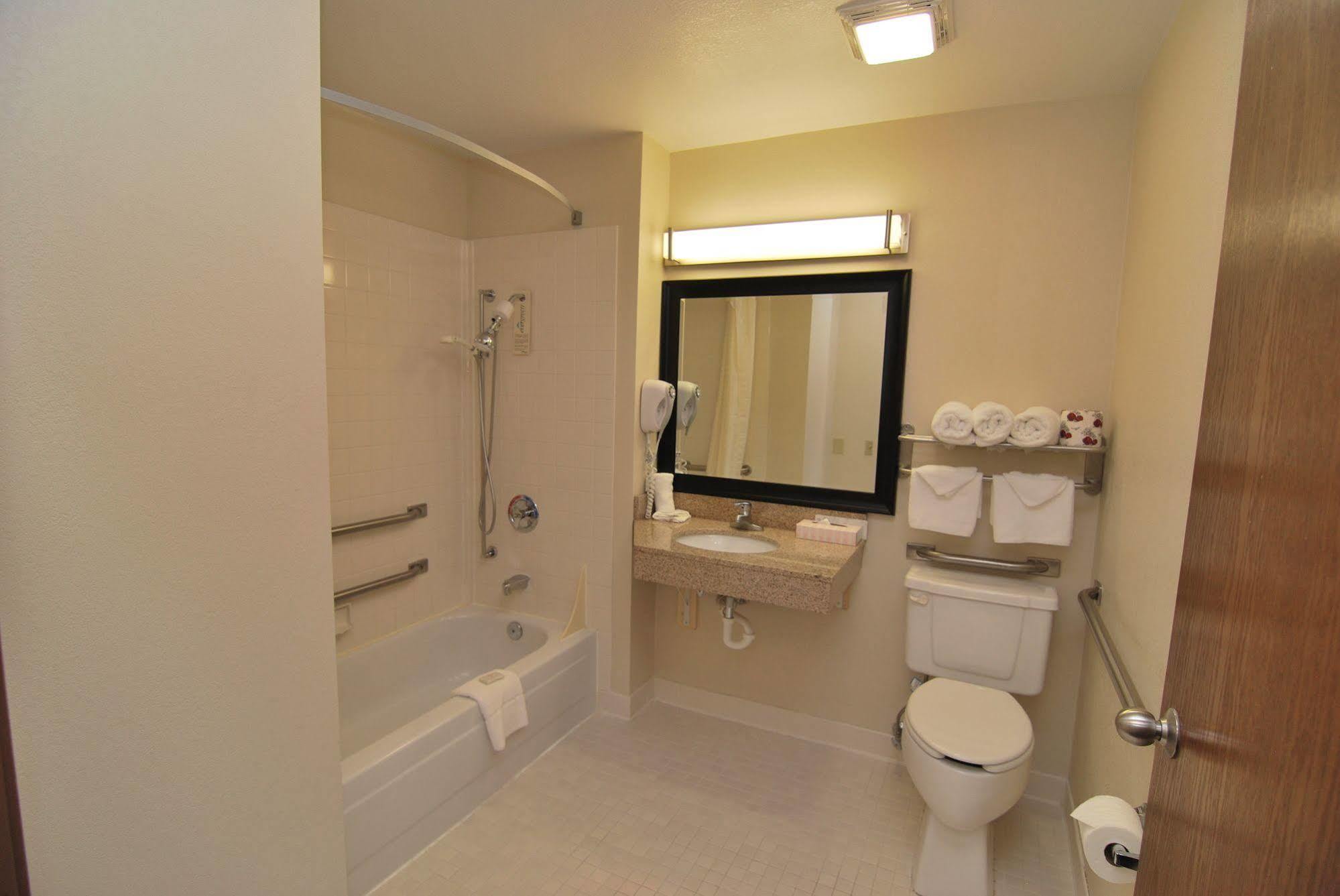 Urbandale Americinn By Wyndham Johnston Des Moines מראה חיצוני תמונה